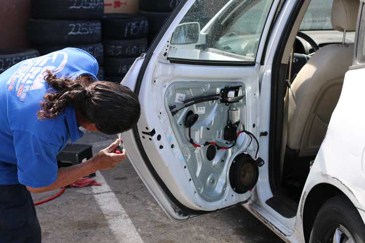 Servicios de reparación de vidrios para autos
